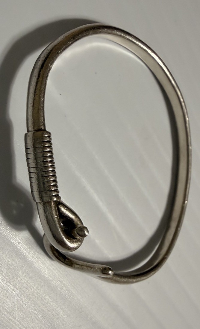 Sonya Signed Silver Tone Hook & Coil Bangle Cuff kid Bracelet 1.5 – 7.95 gram