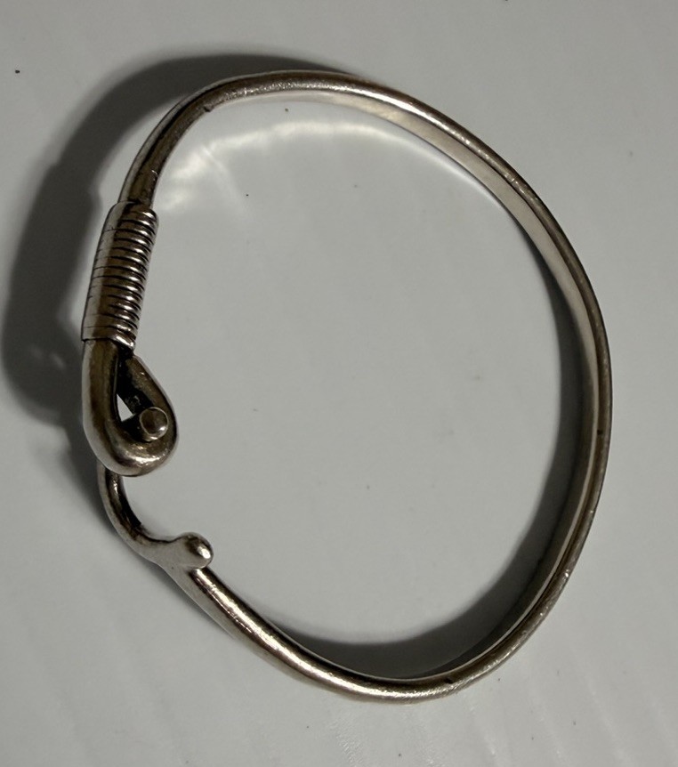 Sonya Signed Silver Tone Hook & Coil Bangle Cuff kid Bracelet 1.5 – 7.95 gram