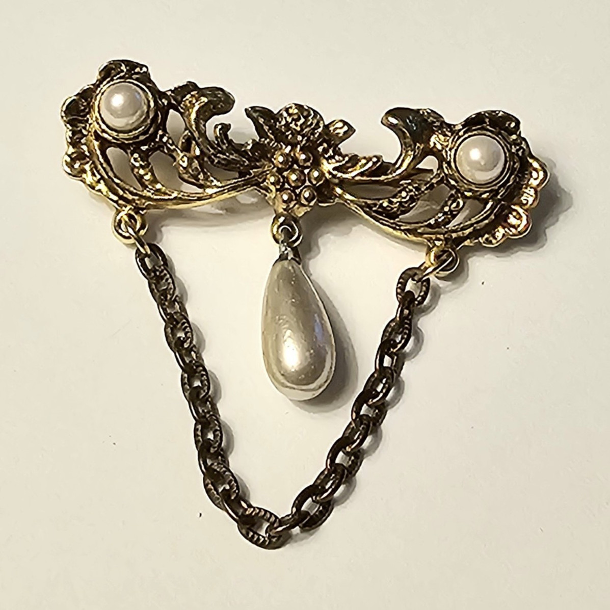 Gold Tone Metal Bow Brooch Pin w/ Chain, 3 White Teardrop Sim Pearl