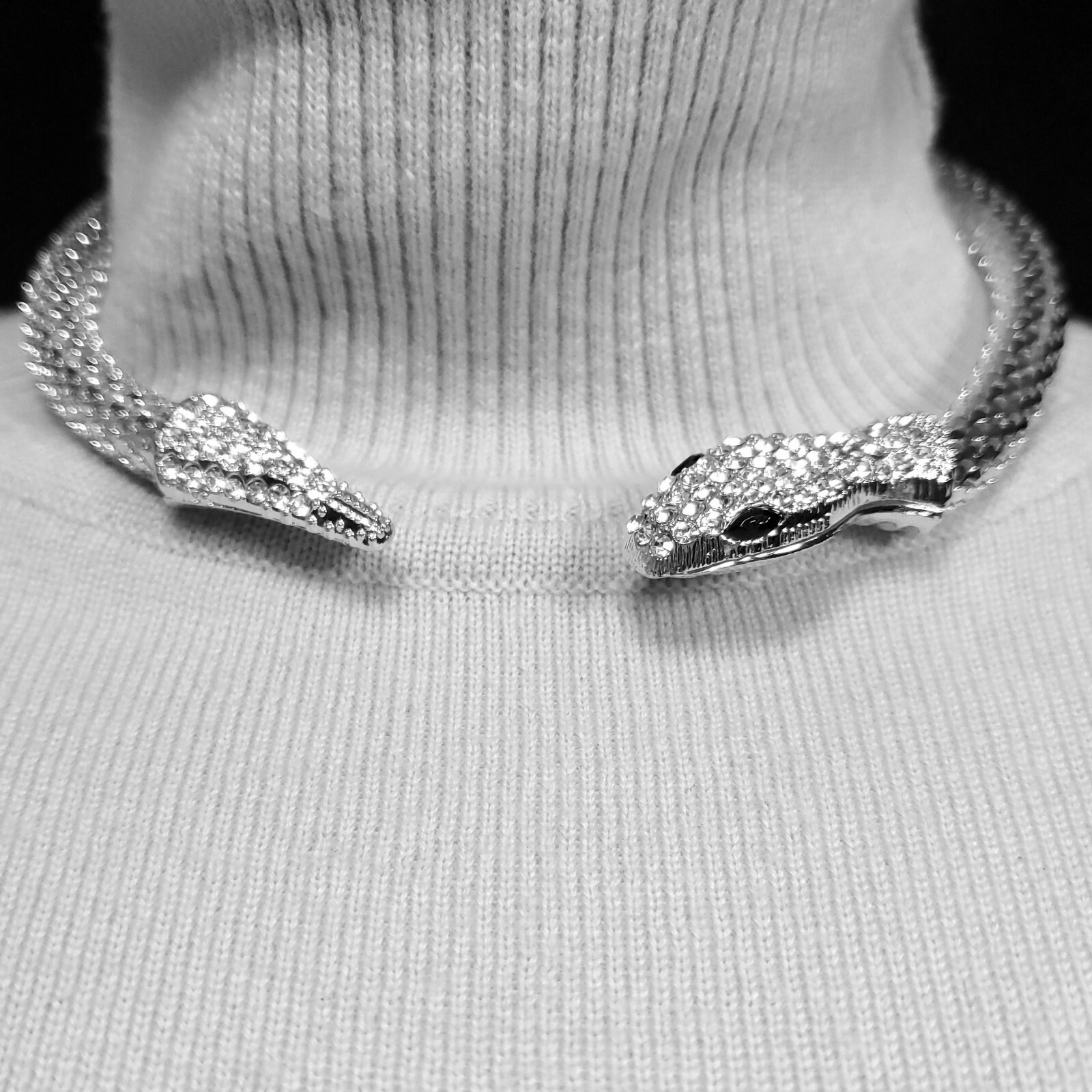 N0073 Silver Colored Rhinestone Animal Snake Design Round Collar Choker Necklace