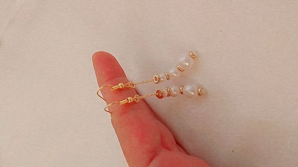 A distinctive and beautiful earring for elegant women who love beauty. It is cha