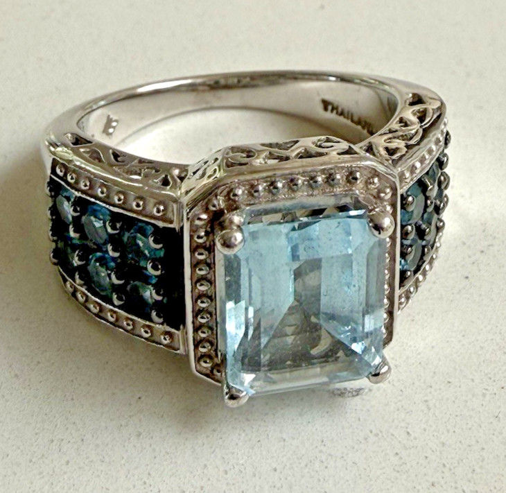 BEAUTIFUL STERLING SILVER 925 BLUE TOPAZ THAILAND RING SIZE 8 EXCELLENT