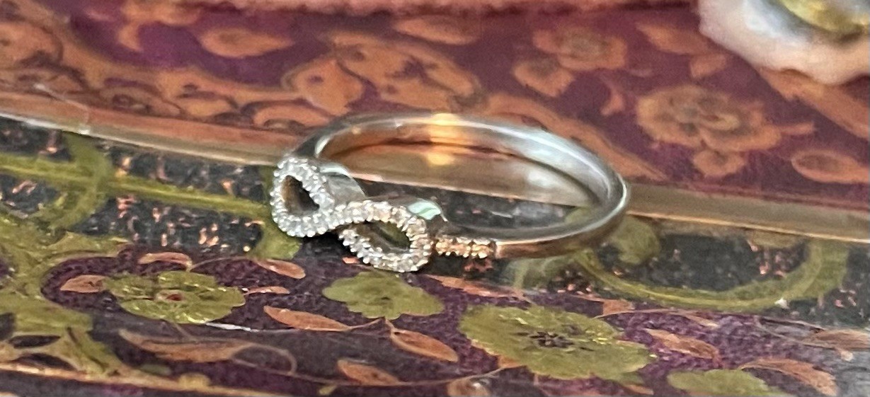 Zales Genuine Natural Diamond outlined “Infinity” Symbol Ring size 6