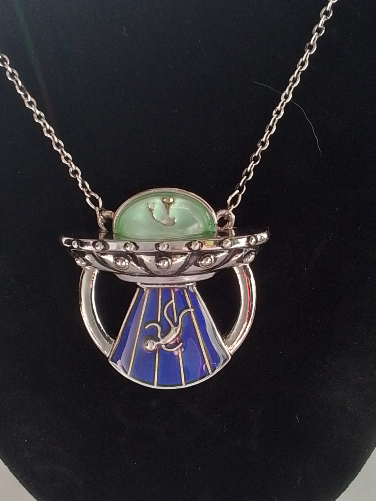 ALIEN ABDUCTION FLYING SAUCE SILVER TONE PENDANT NECKLACE (CHANGES COLORS)
