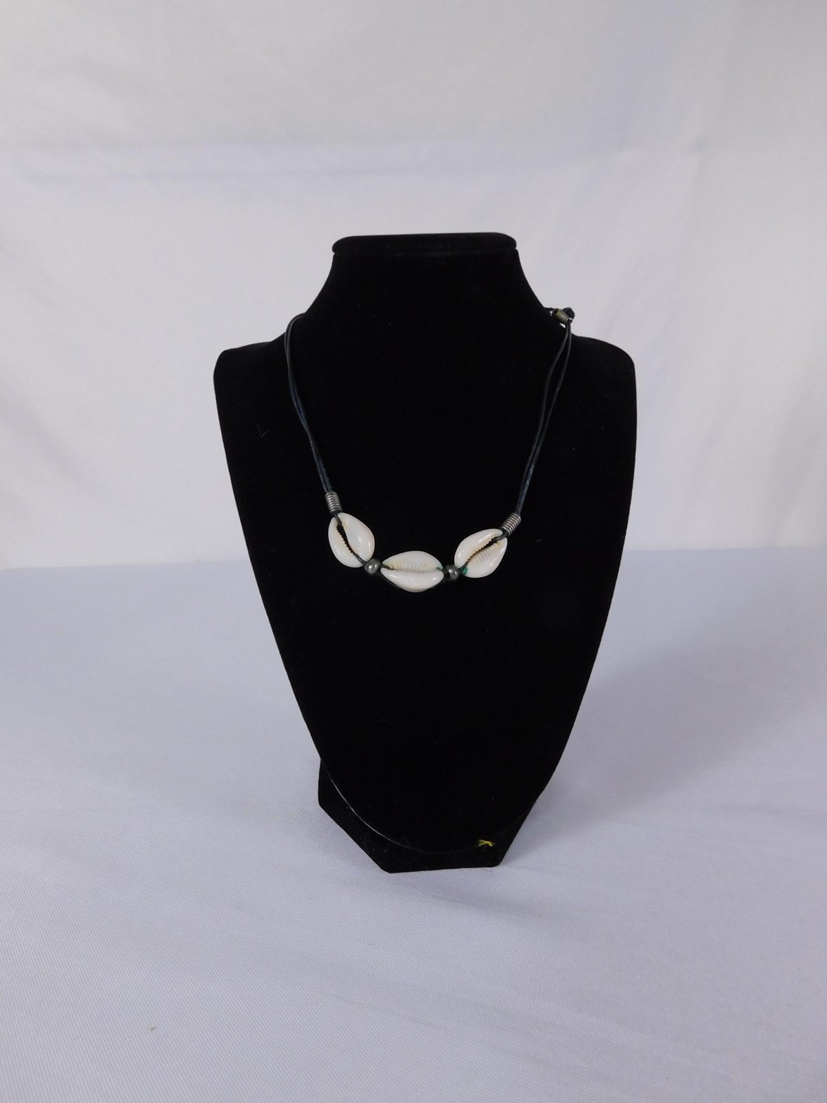 Shell Choker Necklace Beach Sea Life White 16in Faux Leather Lobster Jewelry