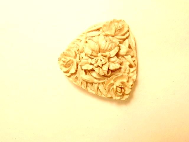Older cream colored roses fashion pin (plastic / composite)