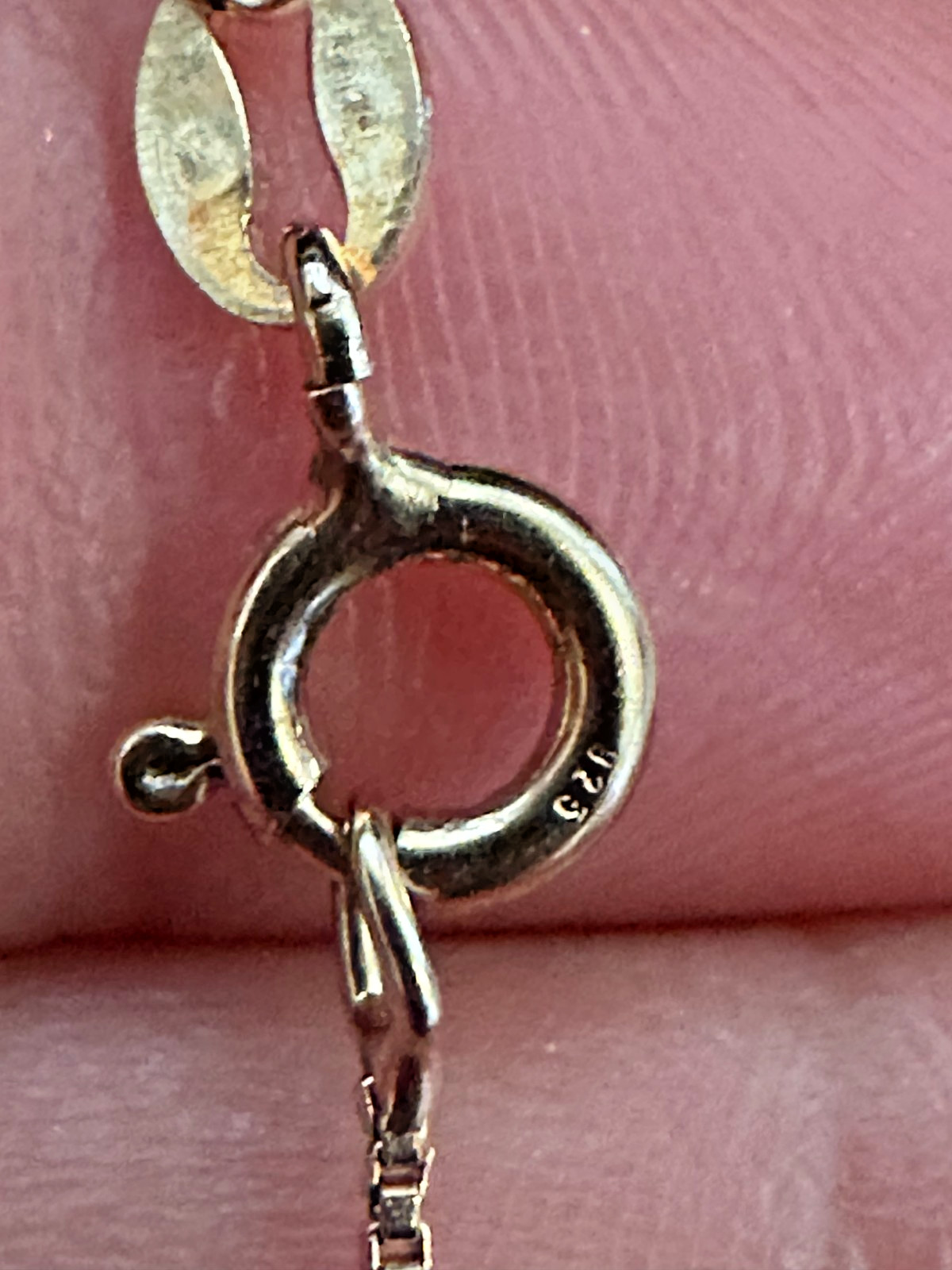 925 sterling silver pendant and chain. 4.32g. L-18 in. Gold color.