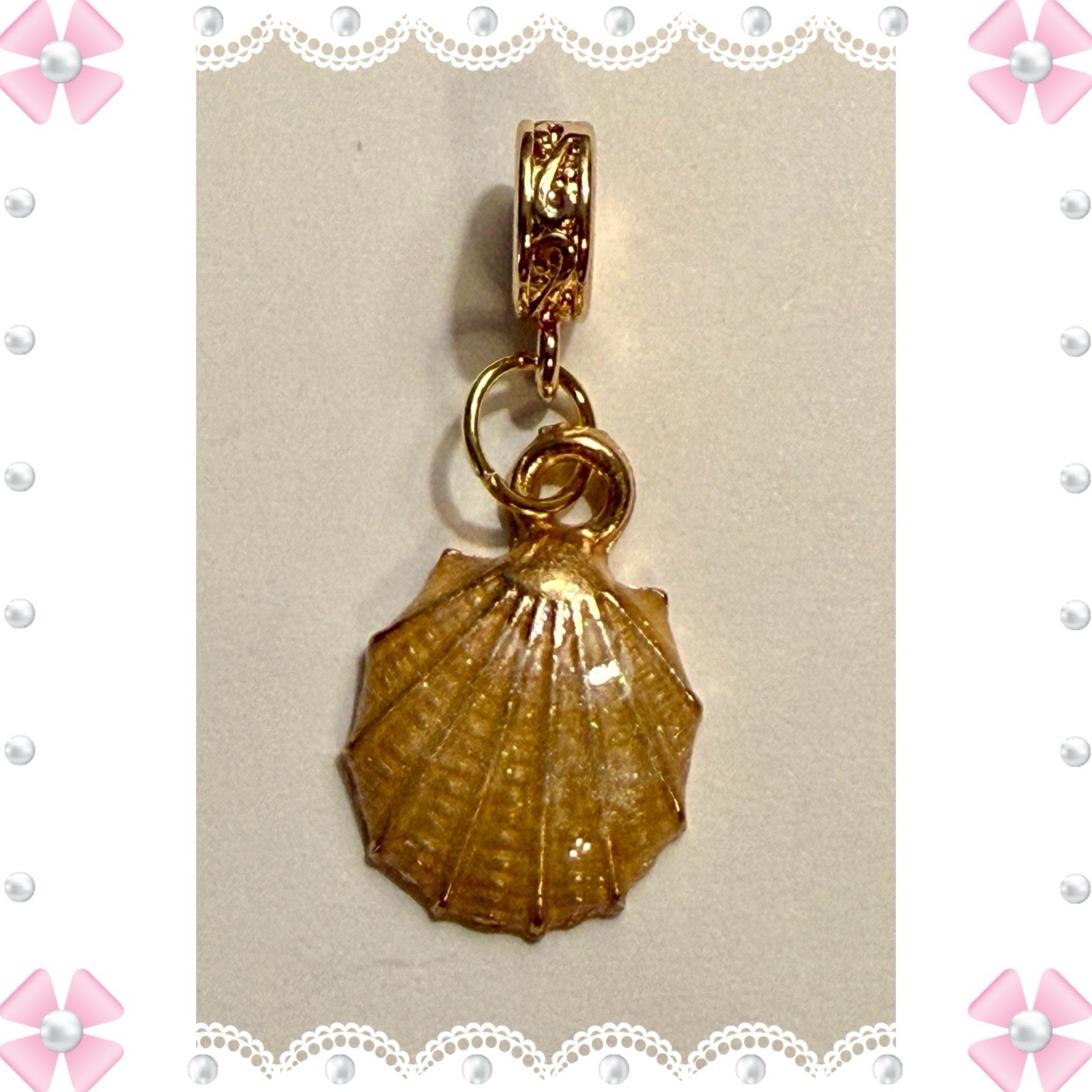 Charm / pendant dark beige clam shell – enamel & metal – gold-tone. New!