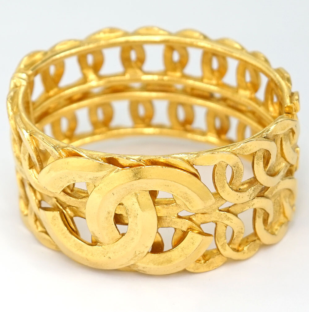 CHANEL CC Logo Cuff Bangle Bracelet 7″ Gold Tone 96P Auth w/Box #785-237
