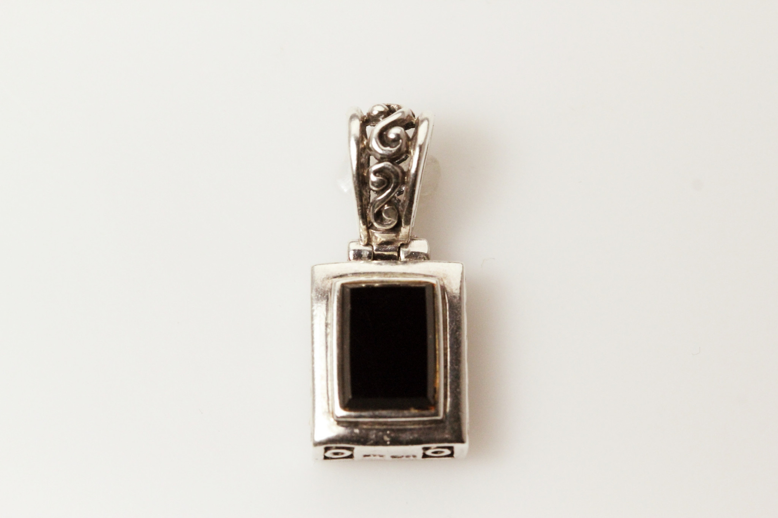 925 Sterling Silver Floral Filigree Pendant with Black Stone 8.2 Grams (PEN7227)
