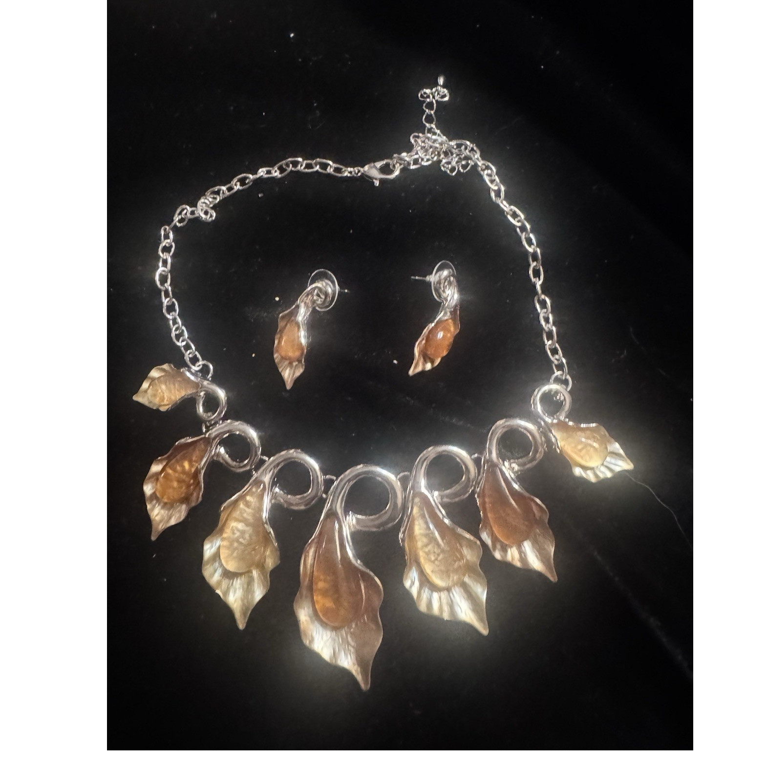Unusual Lucite Silver Tone Leaf Jewelry Set Necklace & Earrings excellent .