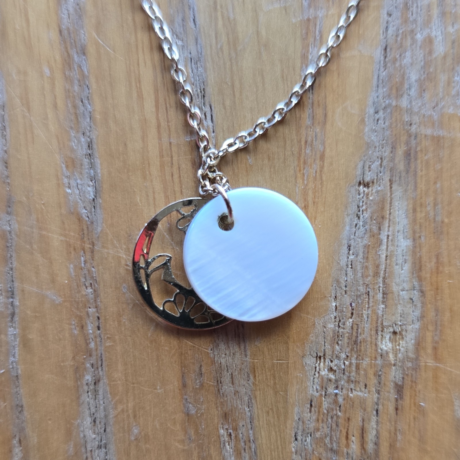 LC Silver Tone Cable Chain Necklace Floral Charm Round Mother of Pearl Disc
