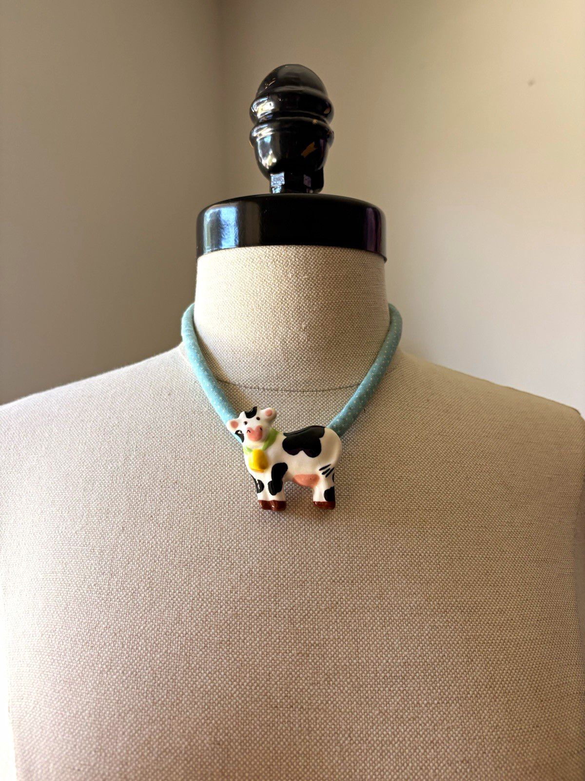 Vtg. Flying Colors Ceramic Cow Charm Necklace