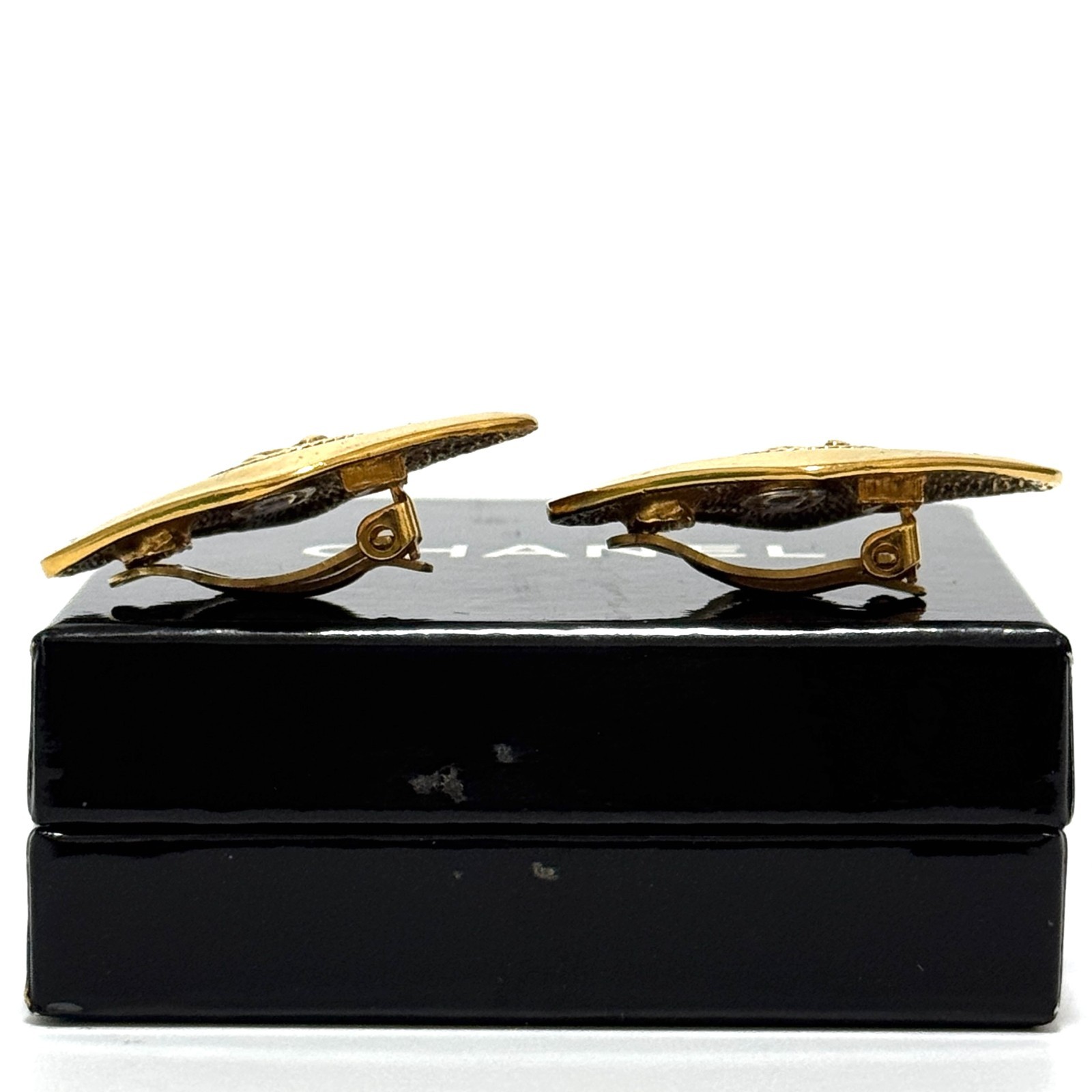 CHANEL 2432 DiamondShape Earrings Coco CC Logo Gold Vintage ClipOn Jewelry JAPAN