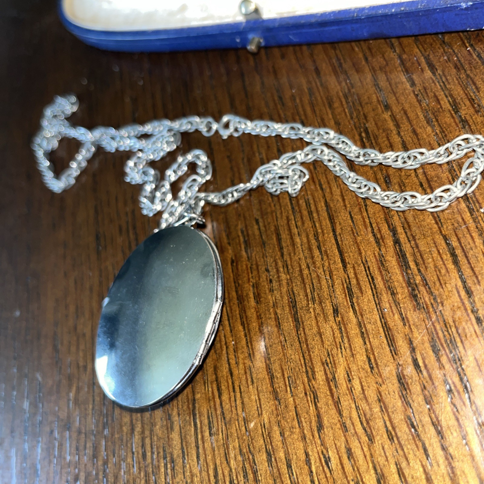 Vintage Left facing cameo locket necklace Gorgeous w/case Cleveland Ohio