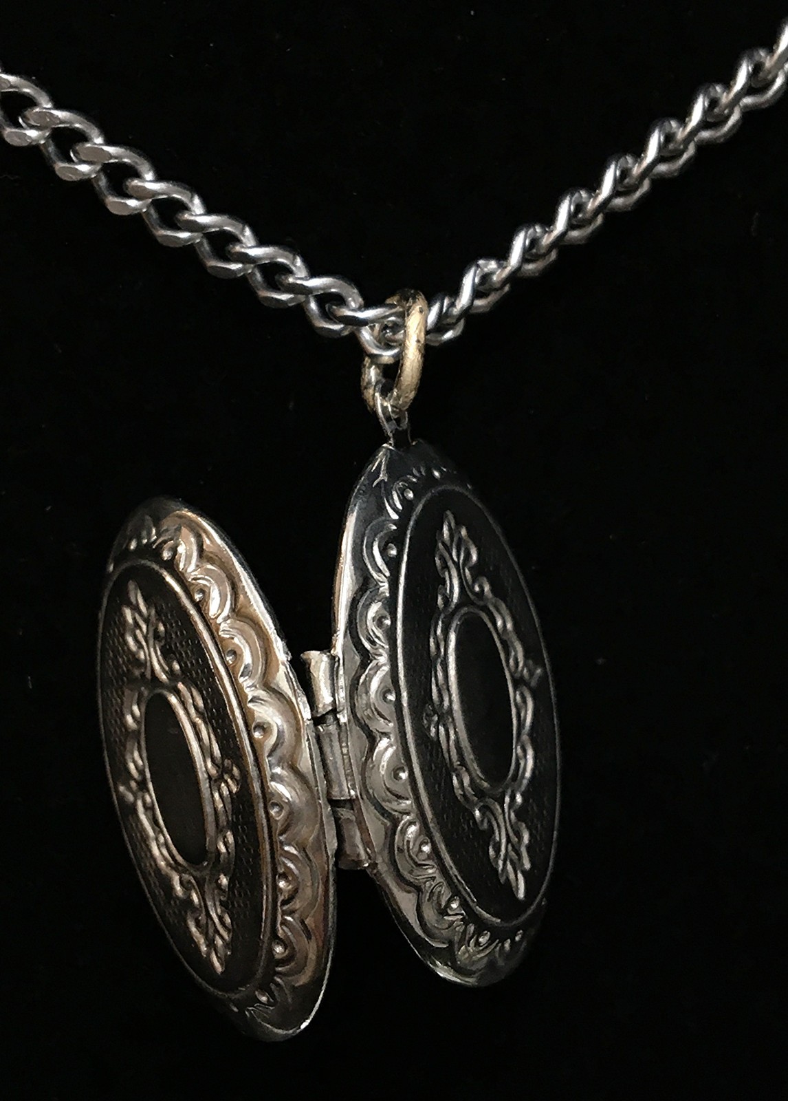 Oval Etched Silver Tone Locket Pendant Chain Necklace Vintage