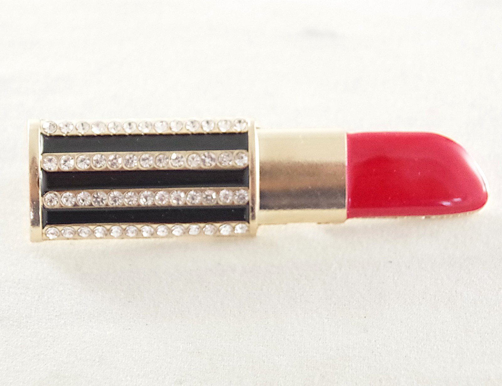 2.5″ BETSEY JOHNSON RED LIPSTICK TUBE RHINESTONE, ENAMEL & GOLD TONE BROOCH PIN