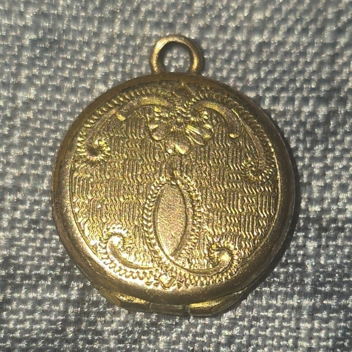 Gold Tone Metal Round Photo Locket Pendant Charm Hinged Photo Holder No Stone