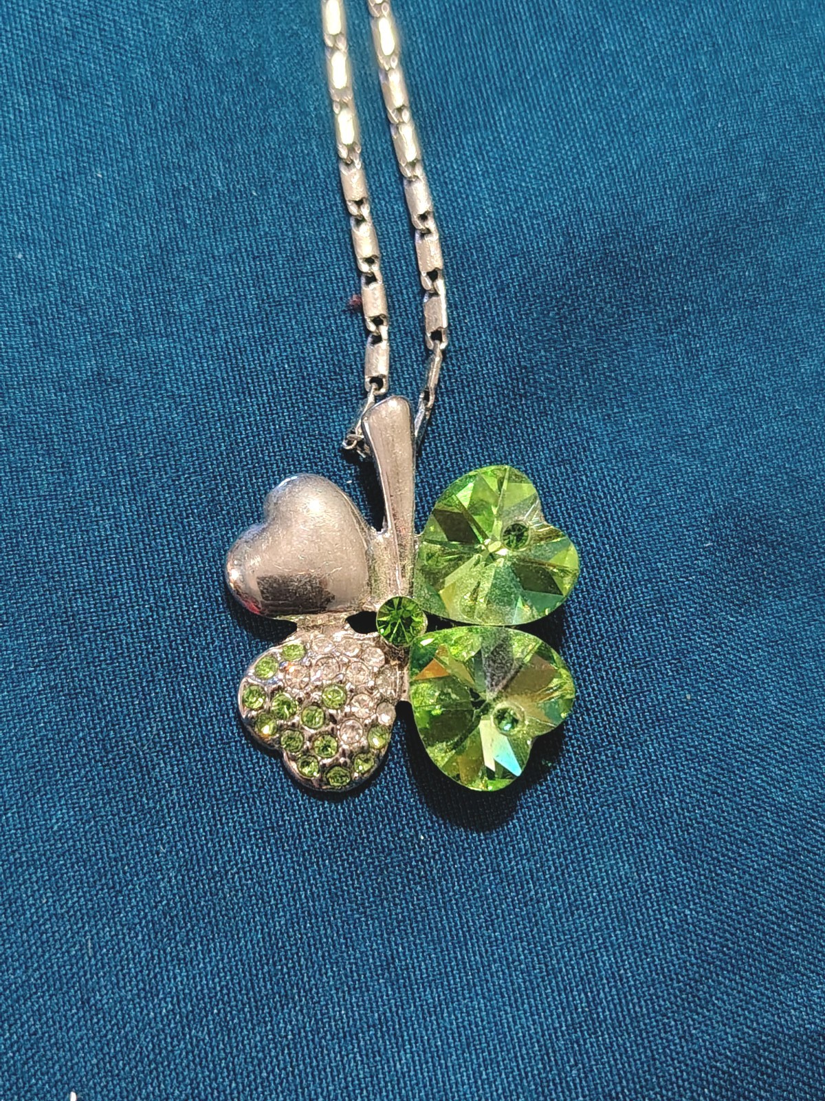Green Glass And Metal Clover Pendant Necklace Fashion Jewelry