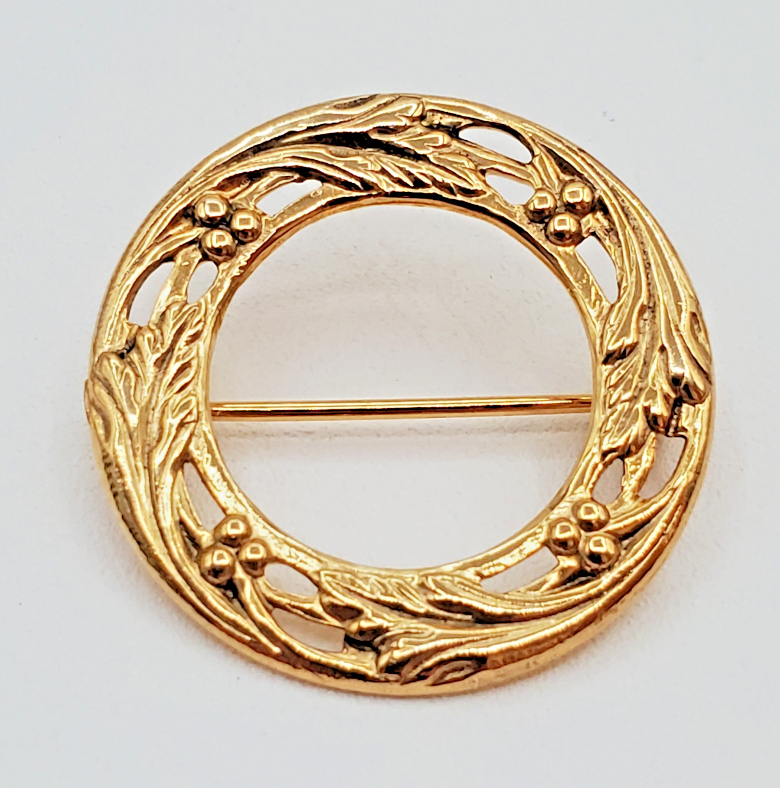 VTG Open Circle Eyeglass Holder Brooch 1.5in Gold Tone Wreath Leaf Openwork Pin