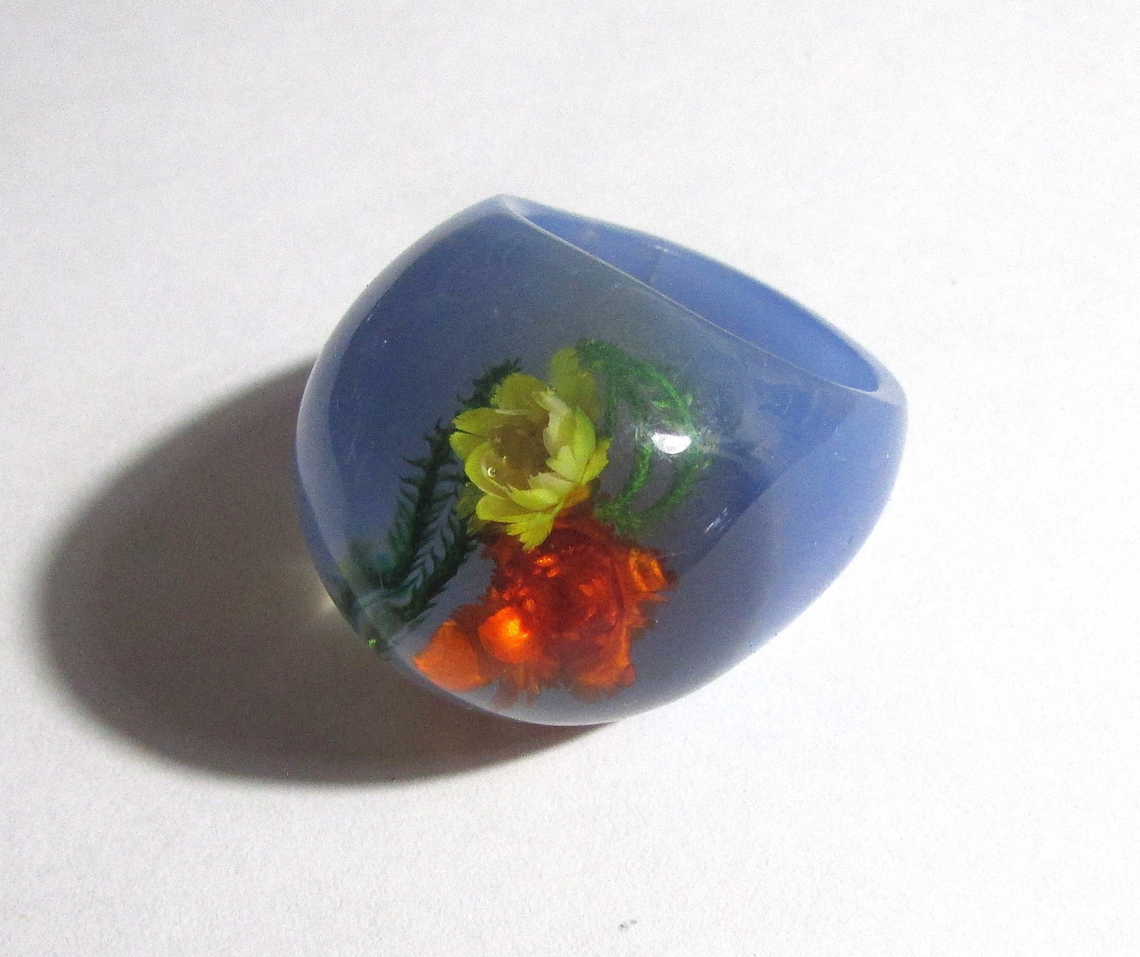 Vtg Lucite Dome Ring sz 7 Blue Resin Real Pressed Flowers Bold Statement Floral