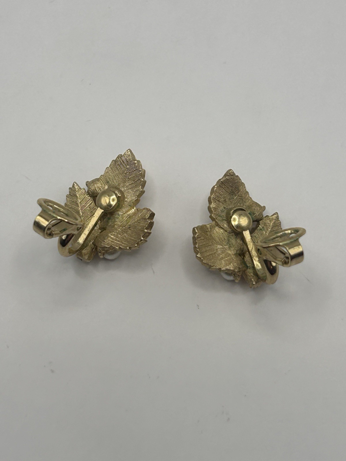 Vintage Crown TRIFARI Florentine Gilt Metal Three-Leaf Four-Pearl Clip Earrings