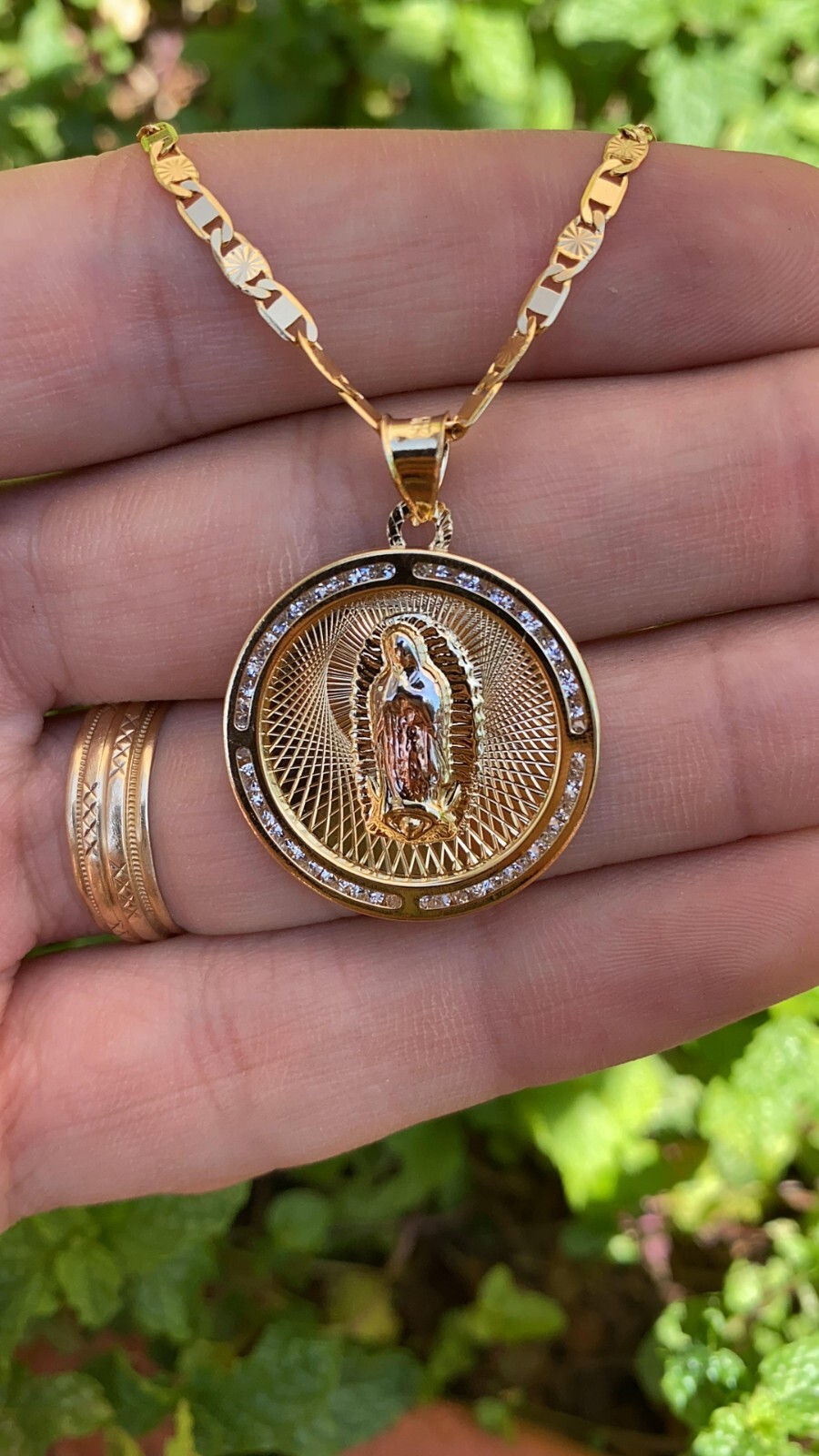 Cadena y Medalla De La Virgen de Guadalupe Tres Oros 28x25mm Guadalupe Necklace