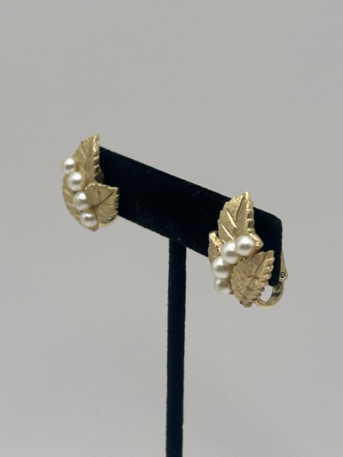 Vintage Crown TRIFARI Florentine Gilt Metal Three-Leaf Four-Pearl Clip Earrings