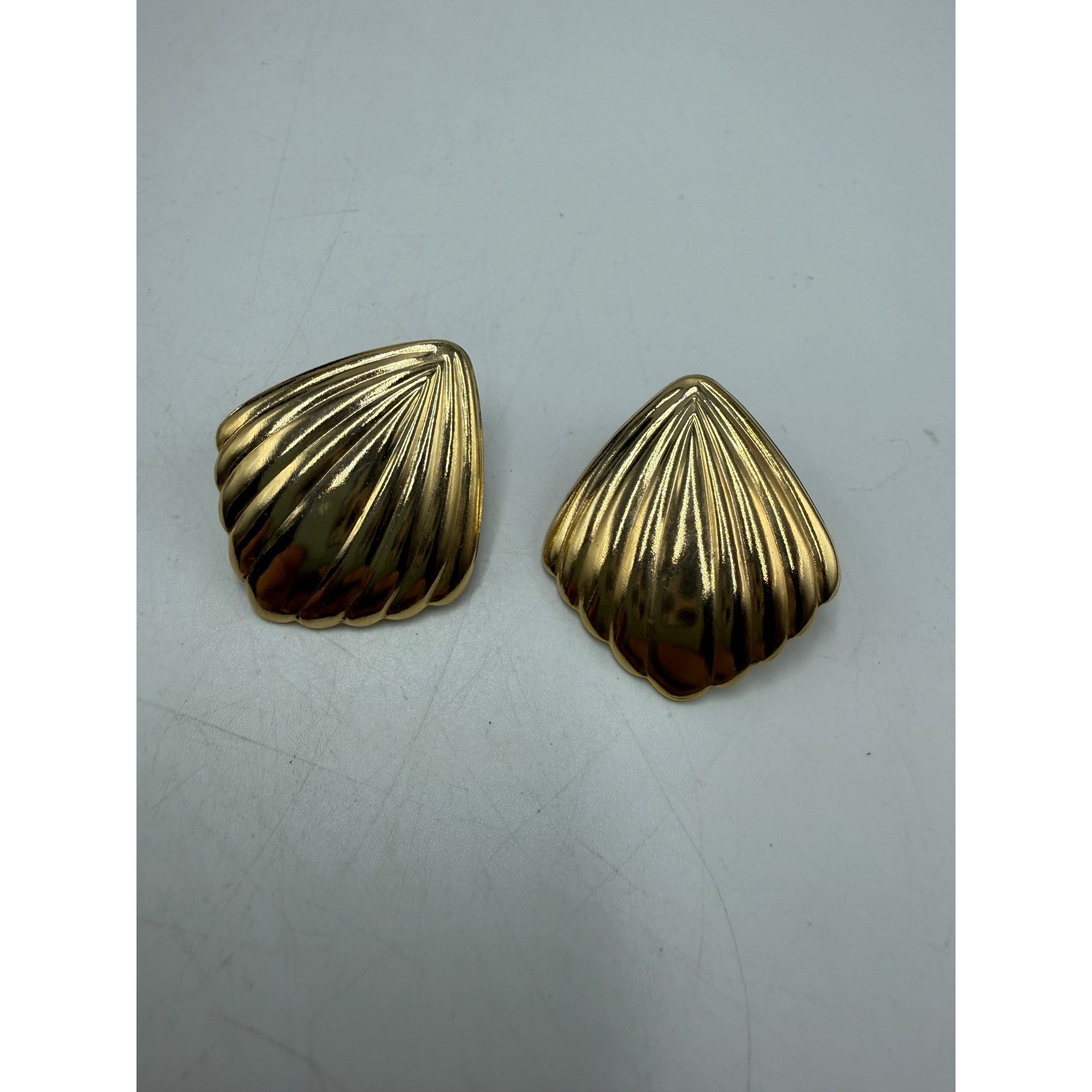 Vintage Gold Tone Ribbed Scalloped Shell Statement Stud Post Earrings Coastal