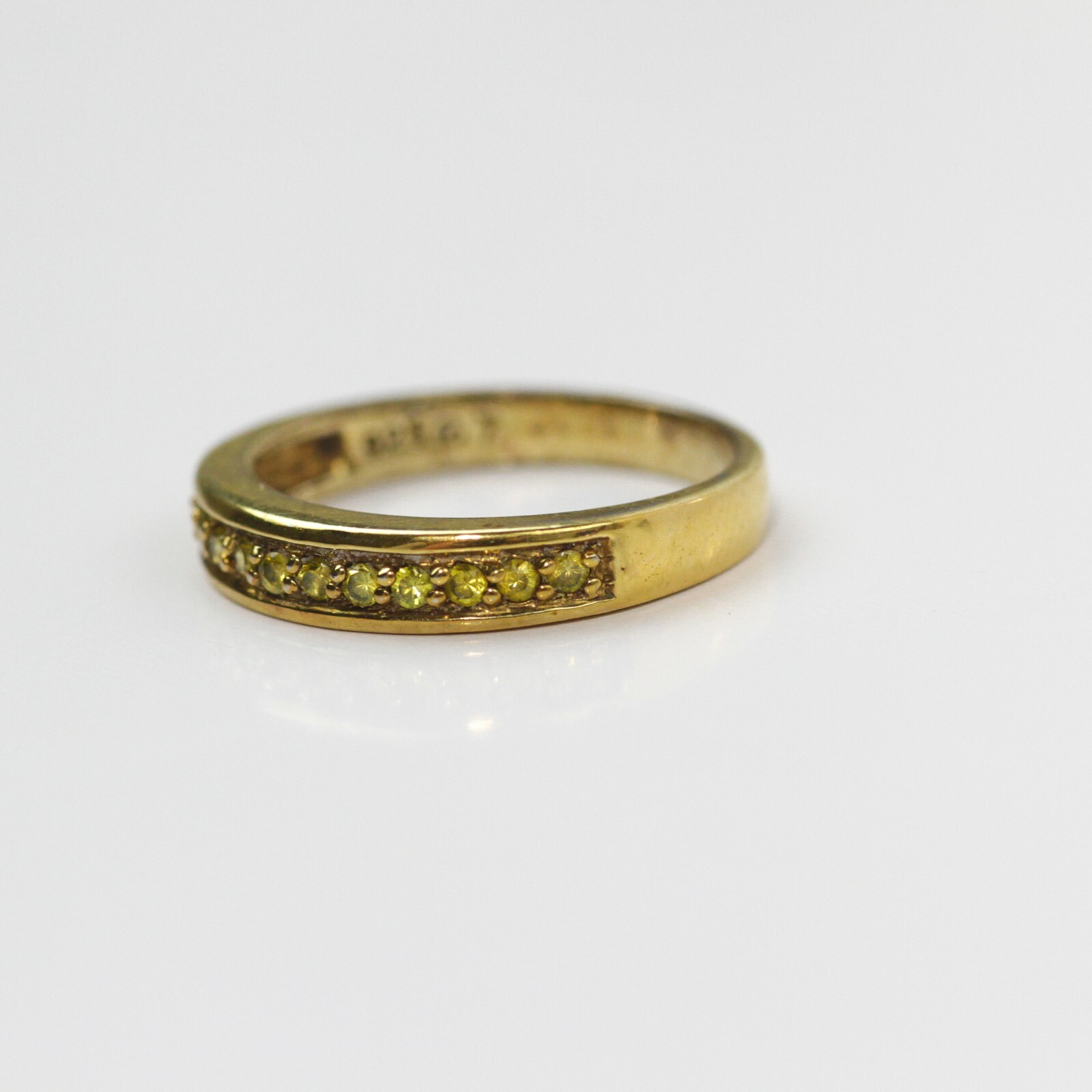 ADORABLE STERLING SILVER GOLD TONE BAND WITH GREEN GEMSTONES SIZE 6.75