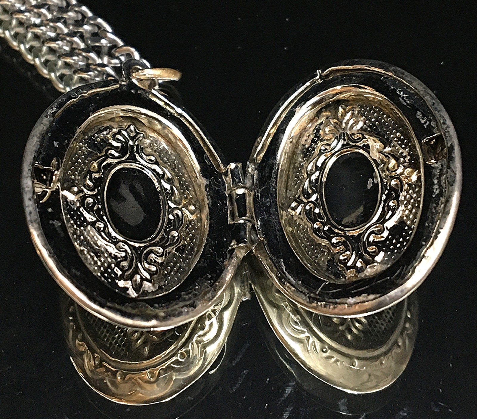 Oval Etched Silver Tone Locket Pendant Chain Necklace Vintage
