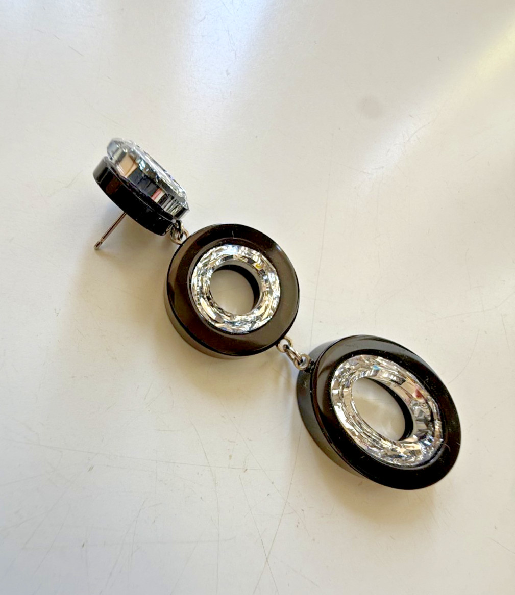 SINGLE CHANEL 60S-STYLE DROP-DISC EARRING BLACK AND SILVER MIRROR WITH CC LOGO