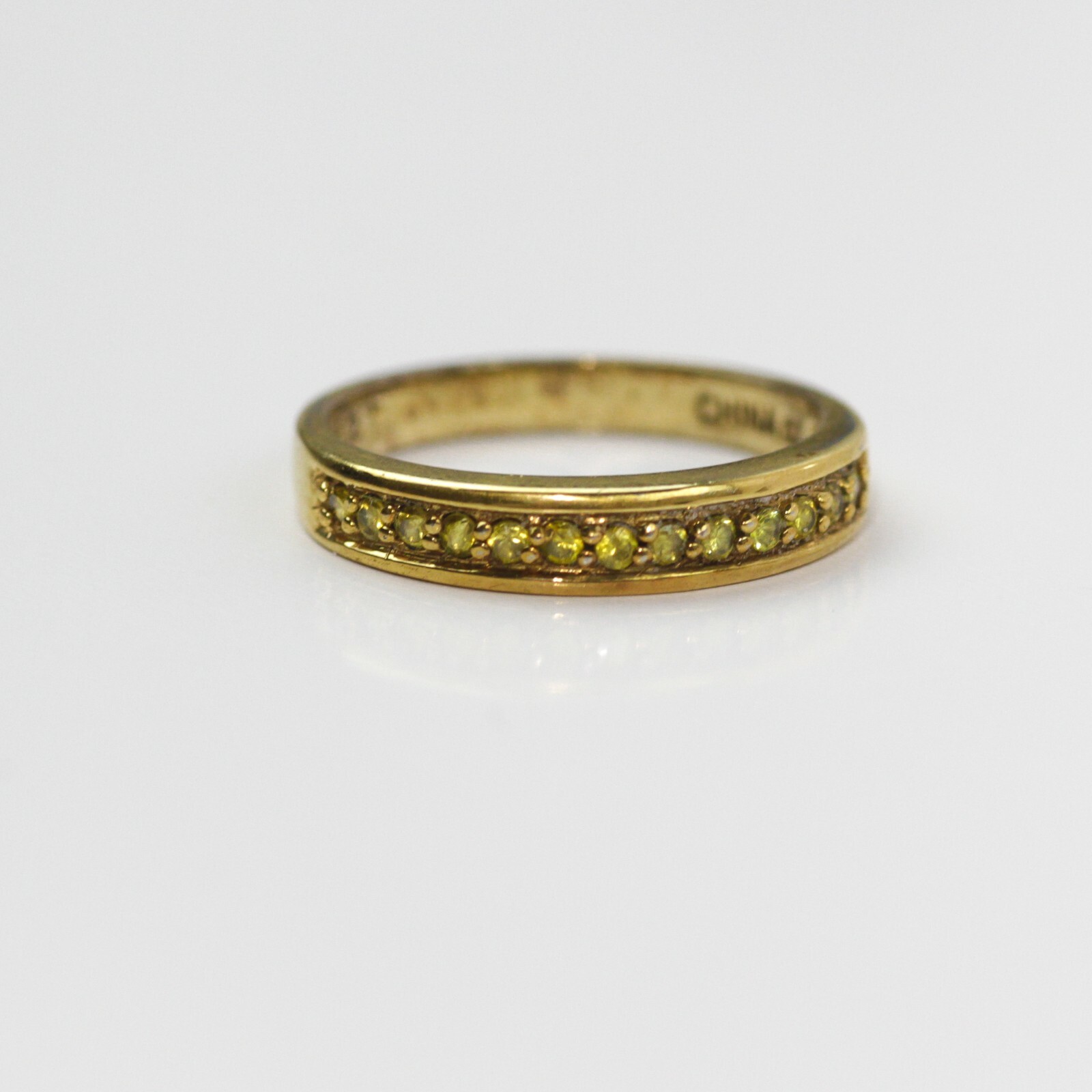 ADORABLE STERLING SILVER GOLD TONE BAND WITH GREEN GEMSTONES SIZE 6.75