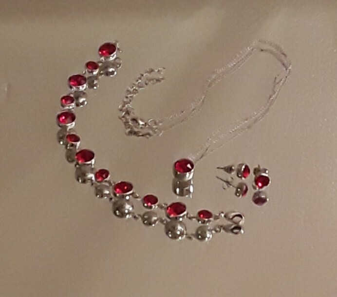 Sparkling RED SWAROVSKI Crystal Necklace Bracelet & Earring SET