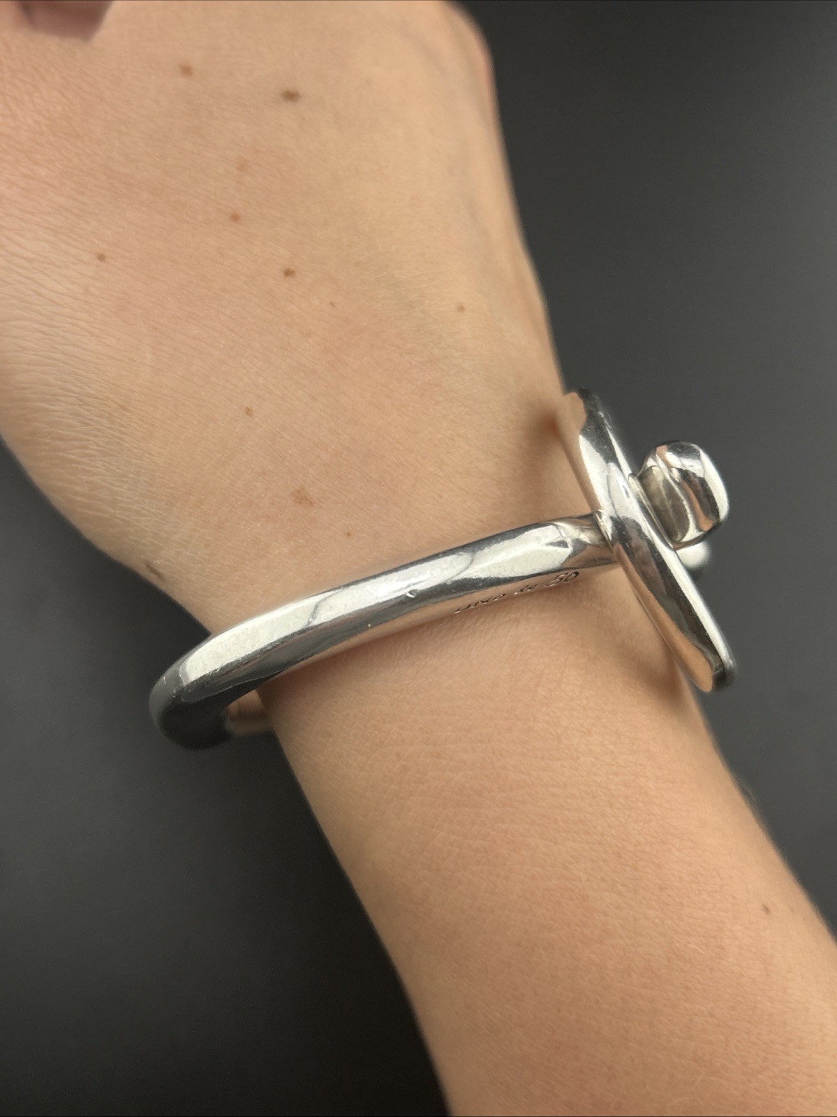 Solid Silver Plated UNOde50 “Hooked On A Feeling” Shackle- Shaped Clasp Bracelet