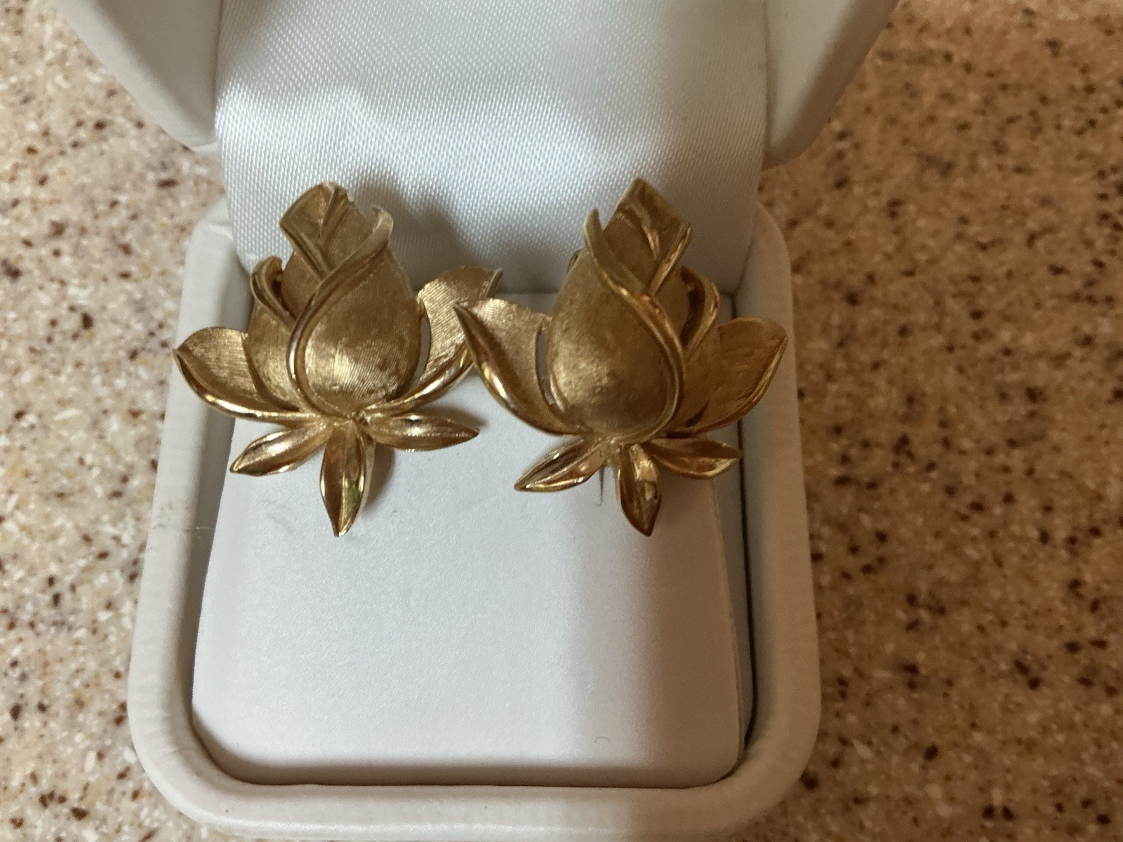 Vintage Trifari Signed Gold Tone Floral Flower Clip-On Earrings Metal 1960s