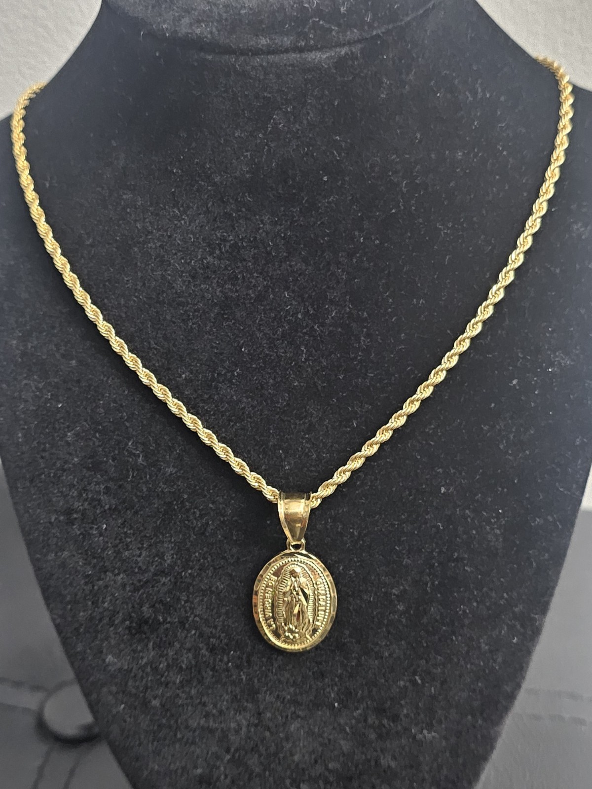 20inch 14k Gold-Plated brass. 2.9mm Rope Chain w/round lady Guadalupe charm
