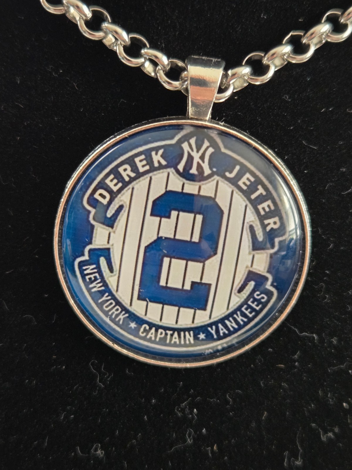 NY YANKEES * DEREK JETER* LARGE 35MM WHITE AND BLUE ROUND**CAPTAIN**NECKLACE-NEW