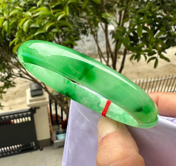 Grade A Natural Green Jadeite Bangle Icy Vivid Green Fine Jewelry Bracelet 59mm