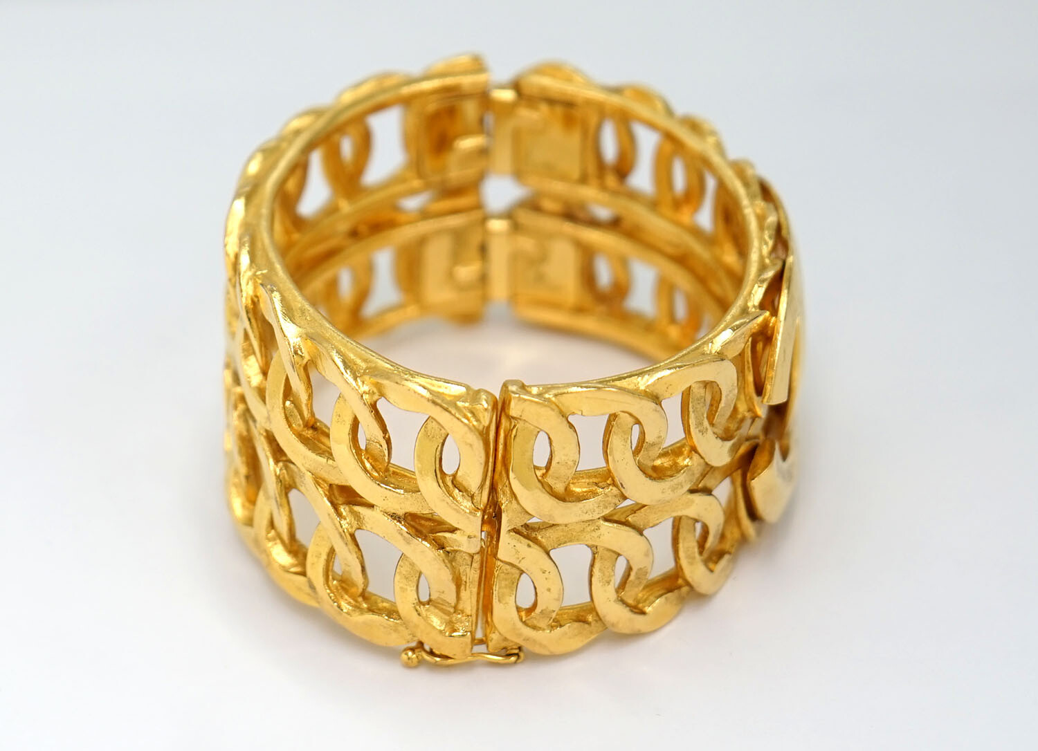 CHANEL CC Logo Cuff Bangle Bracelet 7″ Gold Tone 96P Auth w/Box #785-237