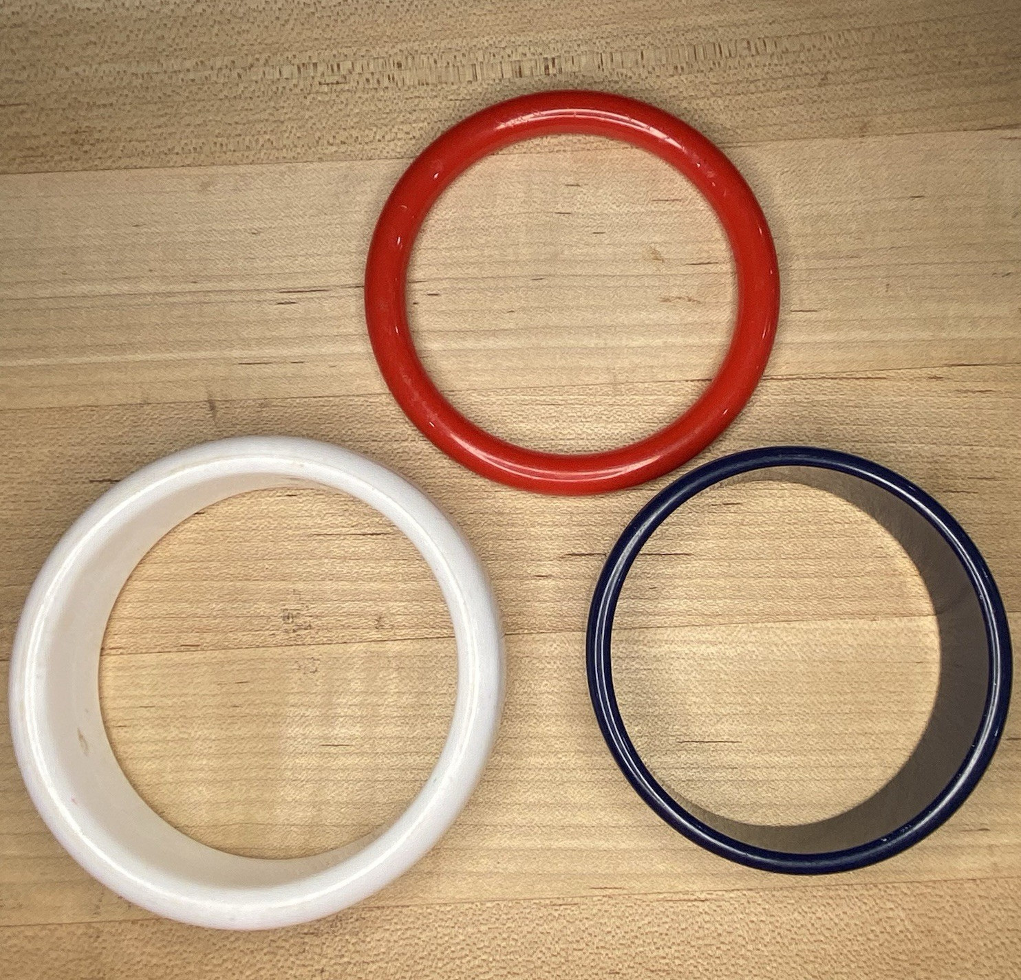 Set of 3 Vintage Plastic Round Bangle Bracelets Multicolor Red White Blue