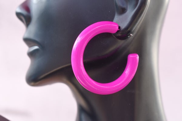 Approx 1.5″ Retro Fuchsia 80’s Hot Pink Lightweight Hoop Earrings