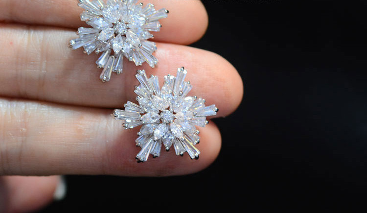 WHITE CRYSTAL CHRISTMAS SNOWFLAKE FLOWER EARRINGS MADE WITH SWAROVSKI ELEMENTS