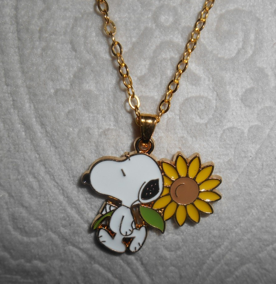 SNOOPY WITH FLOWER NECKLACE