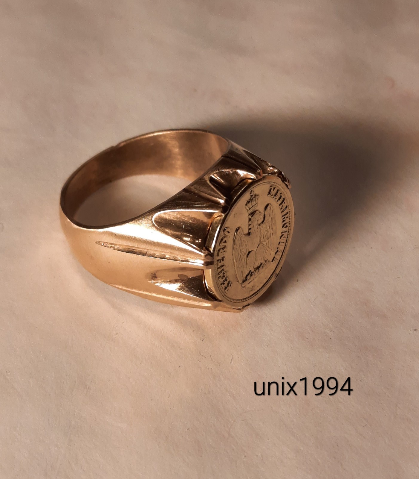Vintage Recuerdo Token- Ring Medallion Ring Gold Tone size 10-10.5