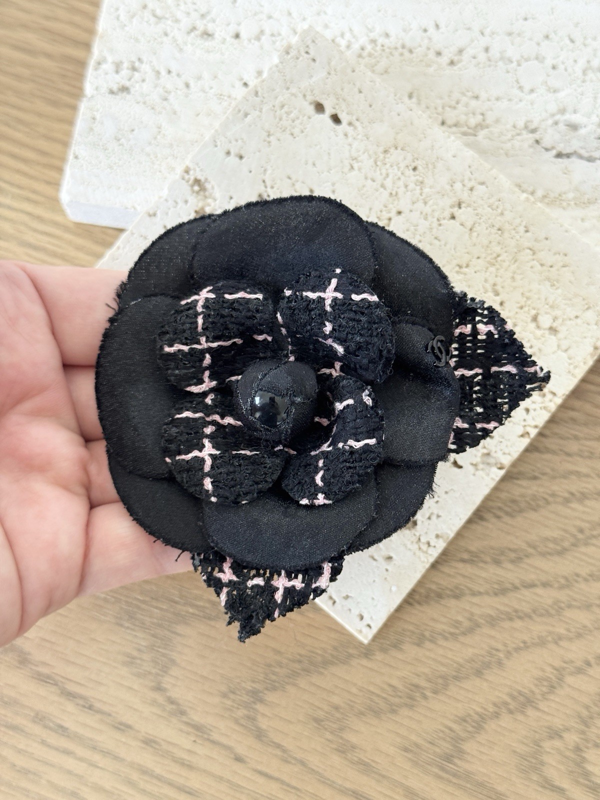 CHANEL Camélia Brooch crafted from black tweed/canvas – Black / Pink