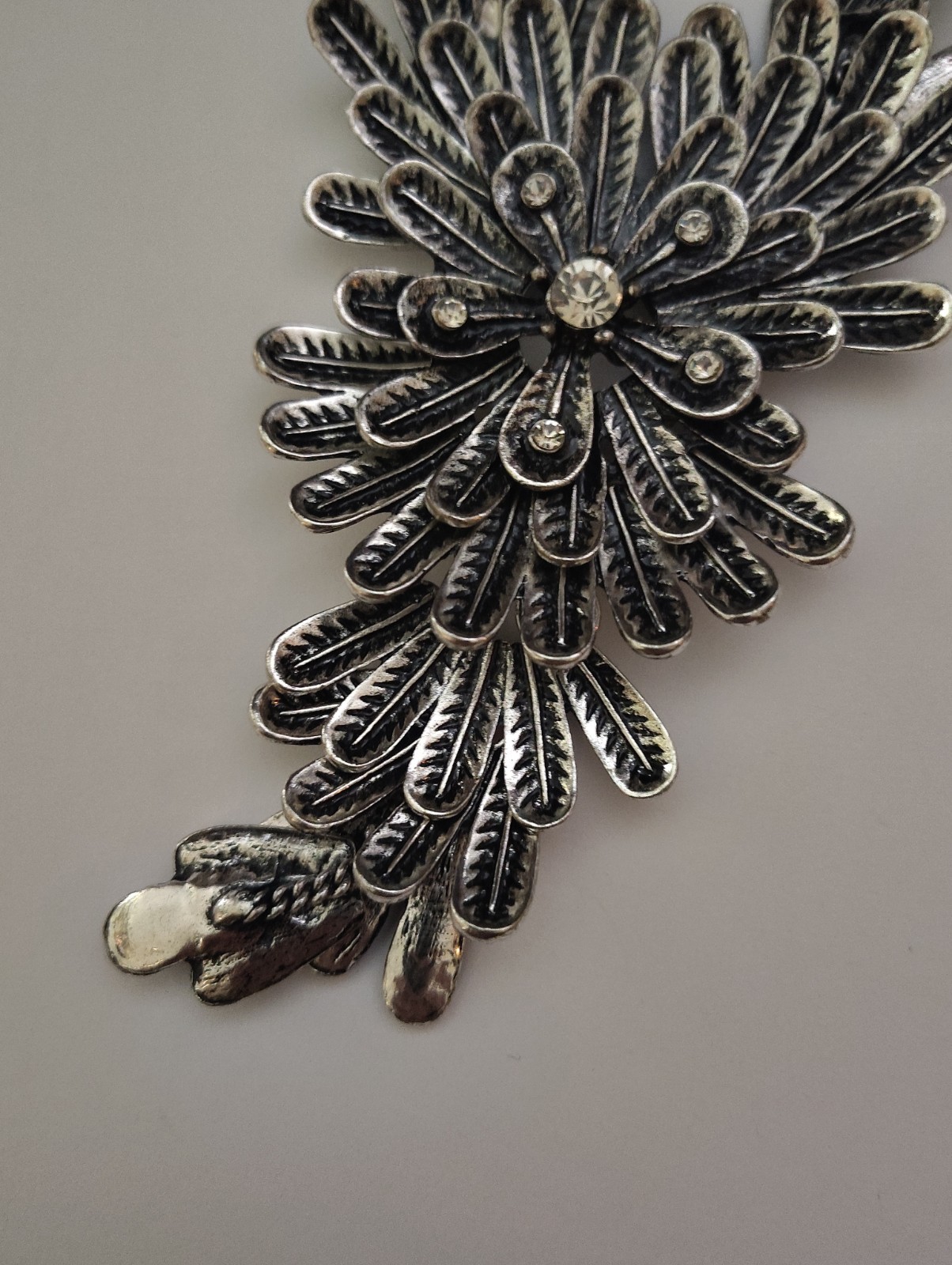 Beautiful silver/tone feather statement necklace