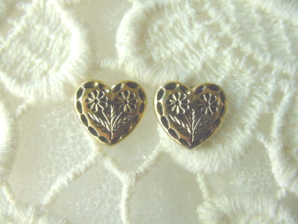 (EE-20) Heart love daisy wild flowers gold tone synthetic stud pierced earrings