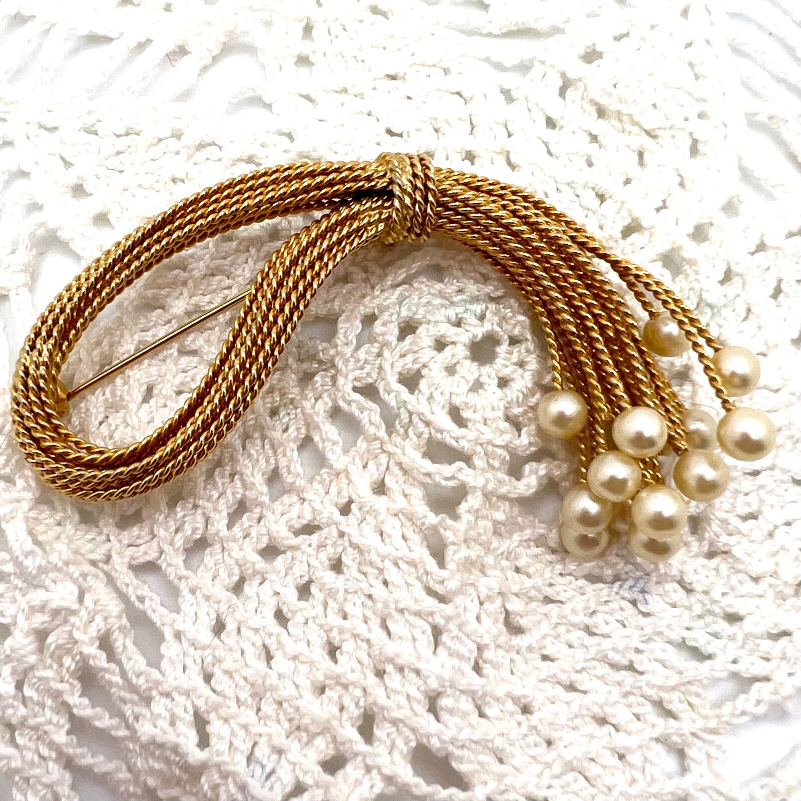 Goldtone Rope & Pearl Swirl Brooch – Perfect for Blouse or Jacket 2 3/4″
