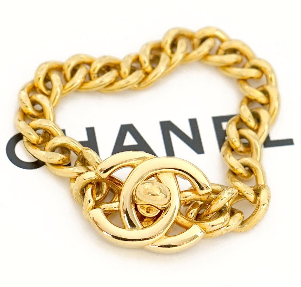 CHANEL CC Logo TurnLock Vintage Bracelet 6.9″ Gold Tone 96P Auth w/Box #24055